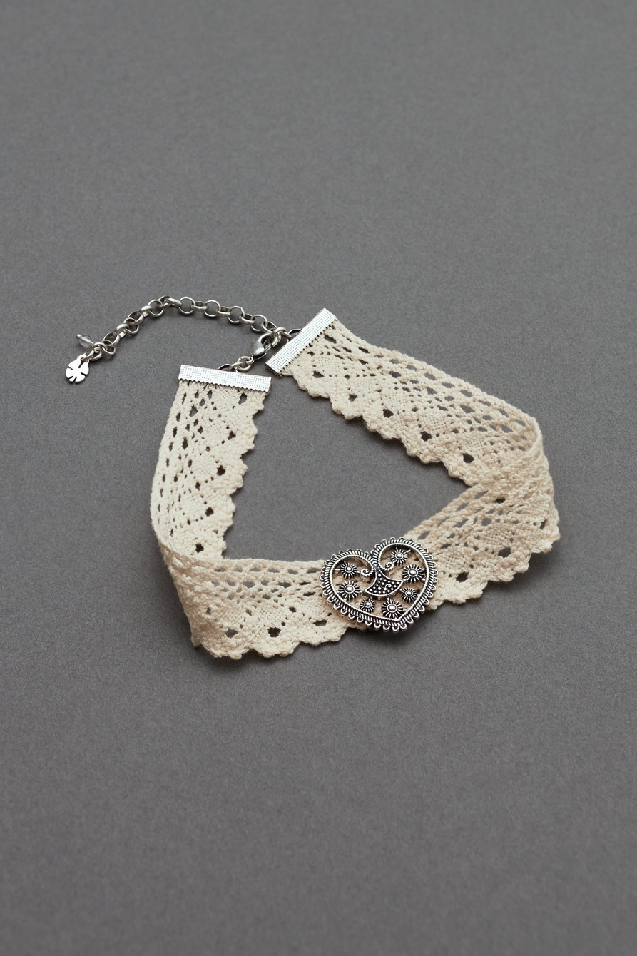 detailed heart lace choker necklace